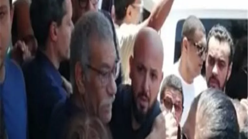 سيد رجب وعلي كمالو يدعمان محمد السعدني فى جنازة والدته