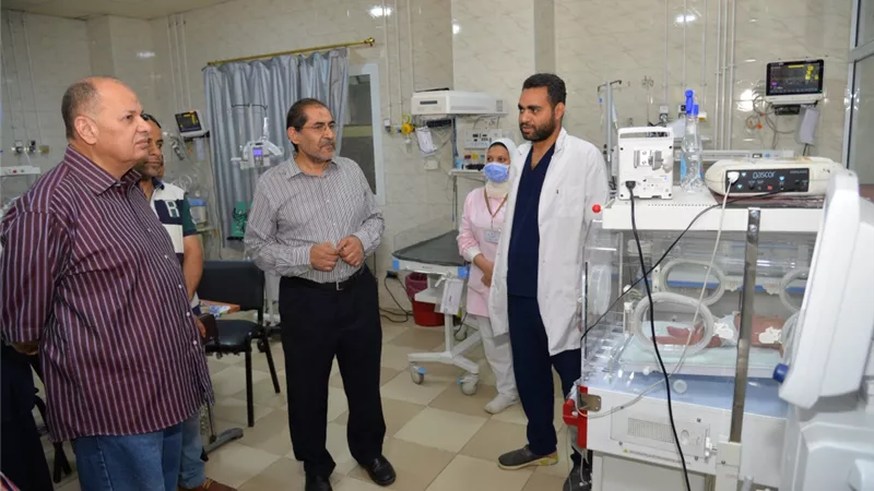 محافظ أسيوط يفاجىء العاملين بمستشفى المبرة للتأمين الصحي..صور