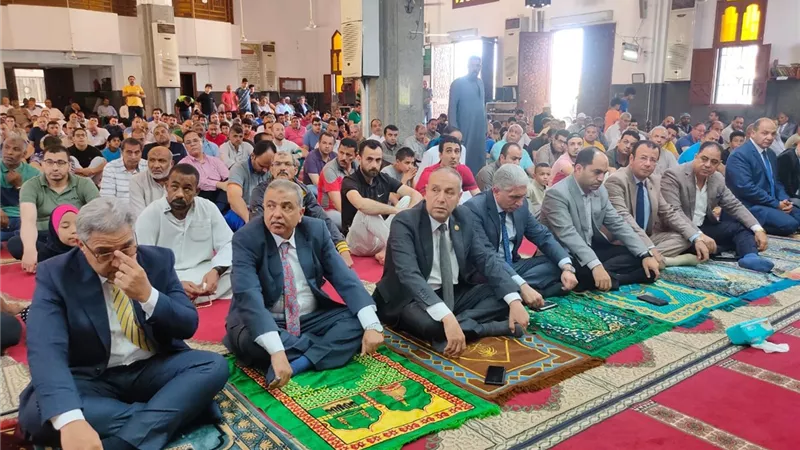 وفد لجنة التنمية المحلية بالنواب يؤدي صلاة الجمعة بالإسماعيلية