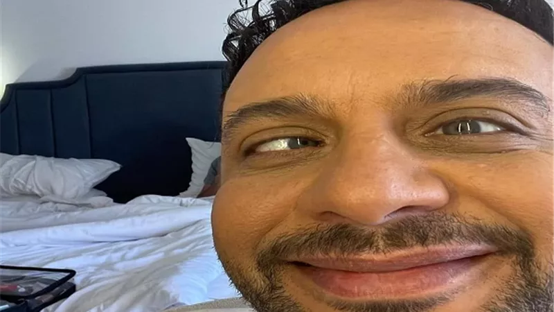 مصطفى قمر يمازح خالد سرحان بعد إصابته ببوكس فى عينه: 