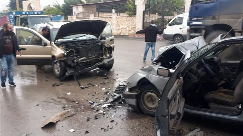 اصطدام شاحنة بعدة سيارات جنوب إيران يخلف 43 قتيلا وجريحا