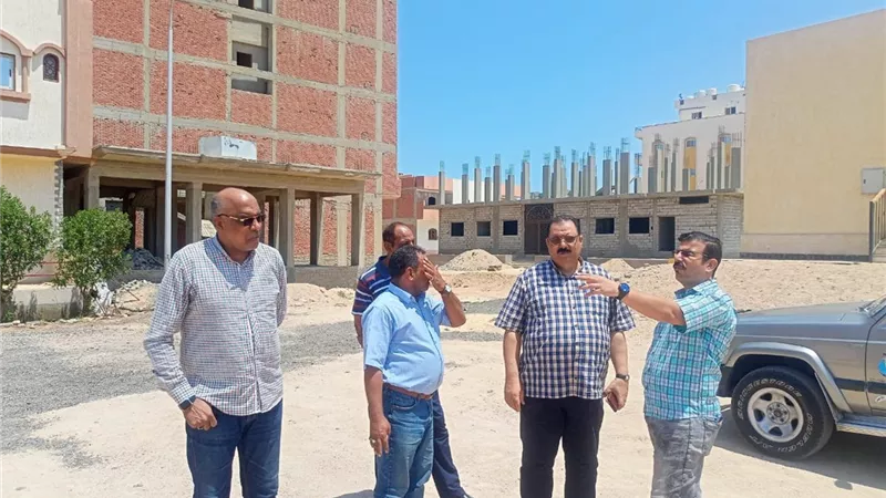 رئيس مدينة سفاجا يعاين موقع إقامة مركز شباب منطقة كيلو 8