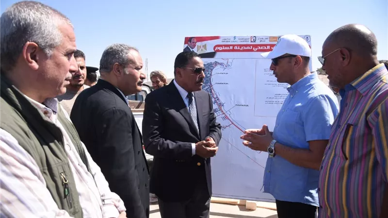 محافظ مطروح يتفقد مشروع الصرف الصحي بالسلوم