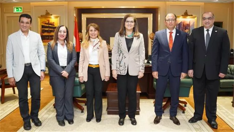 تفاصيل اجتماع رئيس جامعة حلوان ووزيرة التخطيط والتنمية.. بالصور