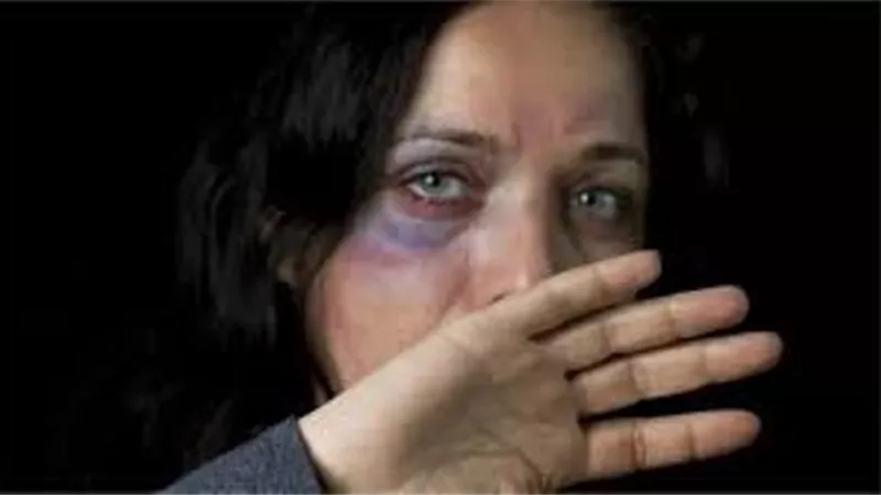 زوجه فى دعوى طلاق وتعويض: ضربنى ضرب مبرح وسحلنى