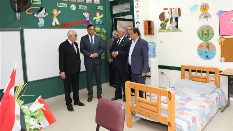 وزير التعليم ومحافظ الدقهلية يتفقد استراحات المشاركين بالثانوية