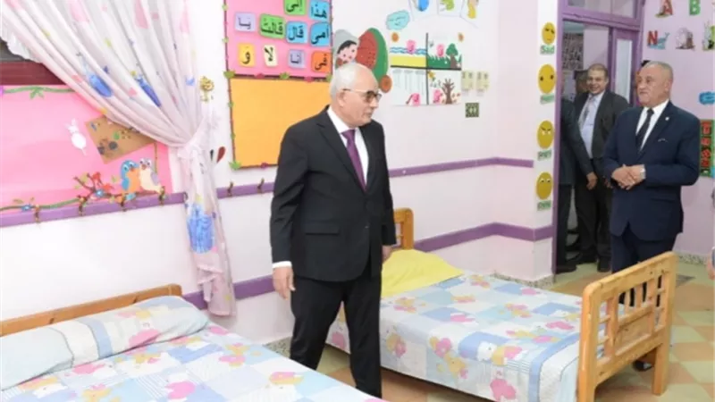وزير التربية والتعليم يتفقد امتحانات الشهادة الثانوية للمكفوفين