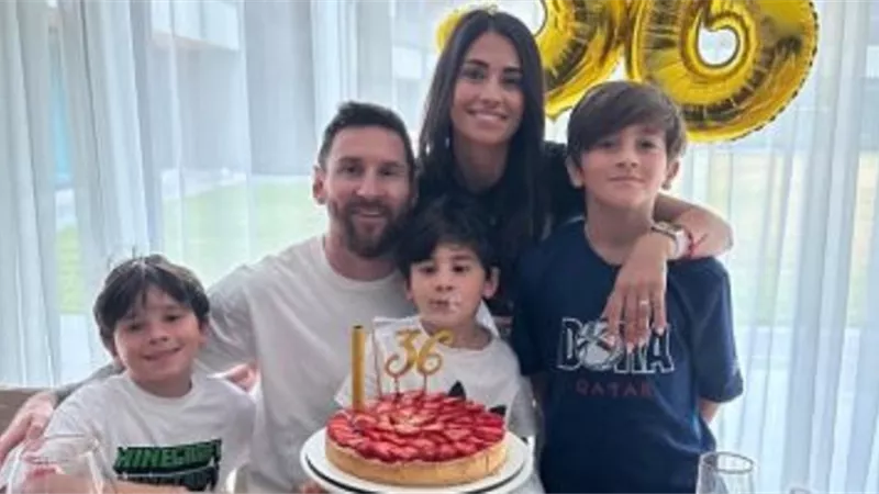ميسي يحتفل بعيد ميلاده الـ 36 مع زوجته وأطفاله