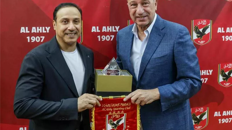 الخطيب يهدي رئيس الاتحاد السعودي للكاراتيه درع وعلم الأهلي
