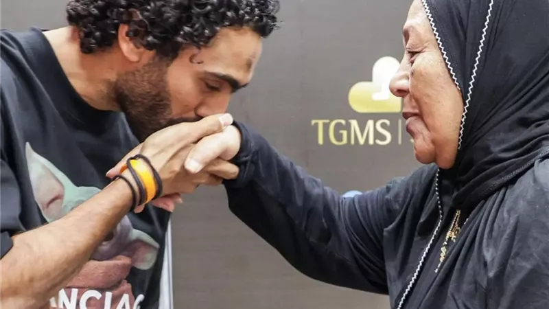 بالصور.. «الشحات» يصر علي اصطحاب والدته أثناء التوقيع علي عقد التجديد للأهلي
