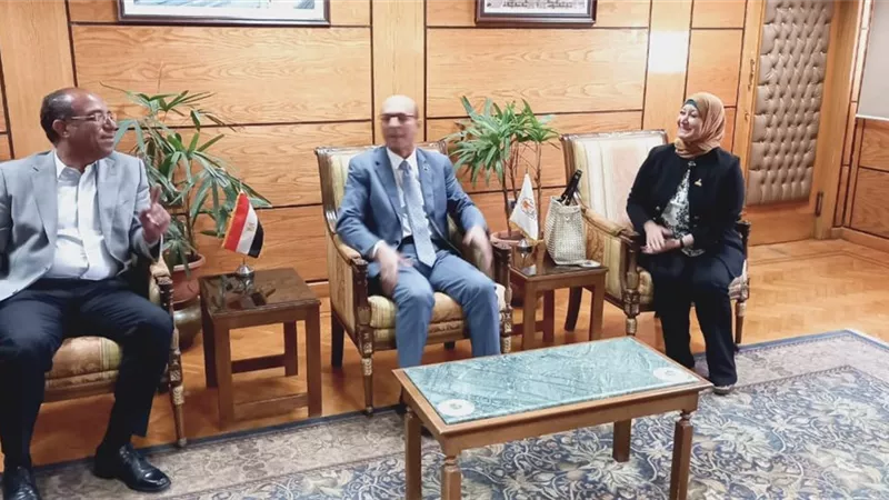 رئيس جامعة أسيوط يستقبل نقيب التمريض لبحث التعاون المشترك