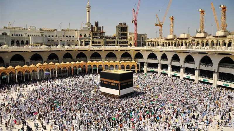 مئات آلاف الحجّاج يؤدون 