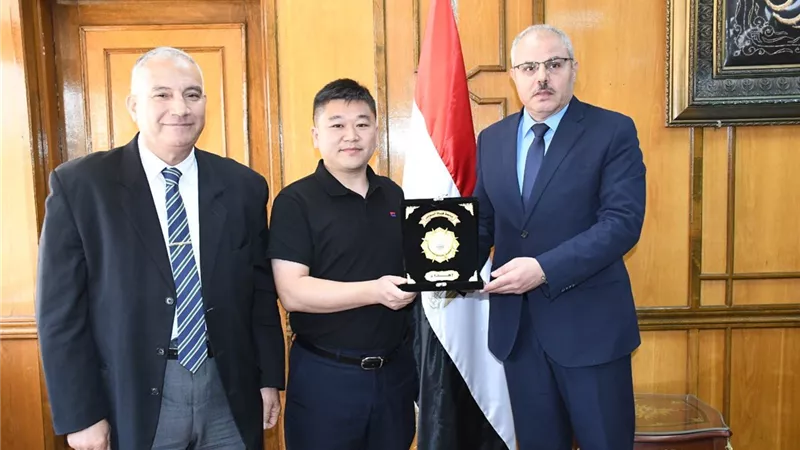 رئيس جامعة القناة يلتقي بالمدير الإقليمي لشركة جوشي