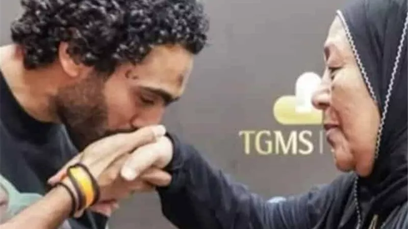 شاهد رد فعل حسين الشحات مع والدته بعد تجديد عقده مع الأهلي