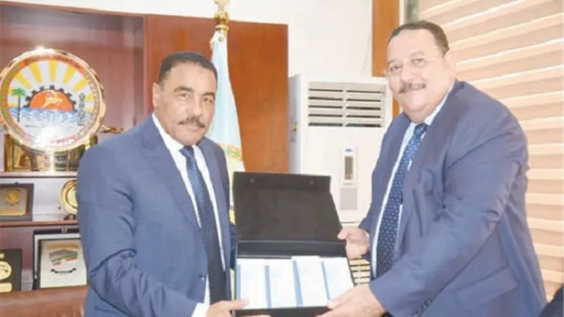 صكوك لـ 40 أسرة من الأولي بالرعاية بمطروح