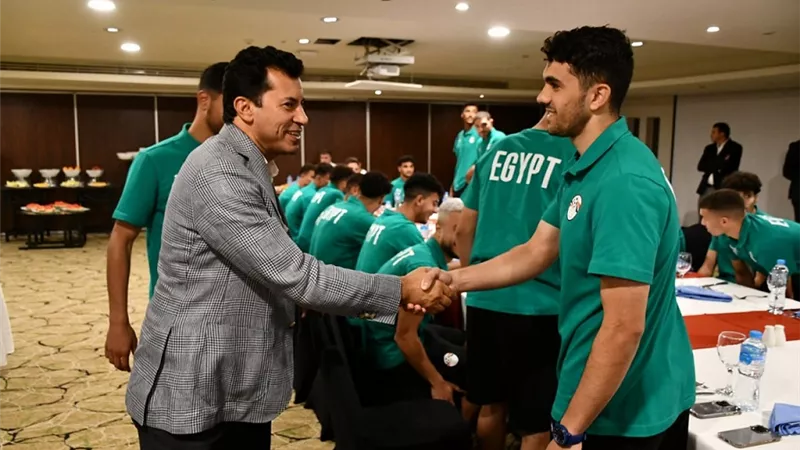 أشرف صبحي يؤازر المنتخب الأولمبي قبل مواجهة النيجر بافتتاح الكان