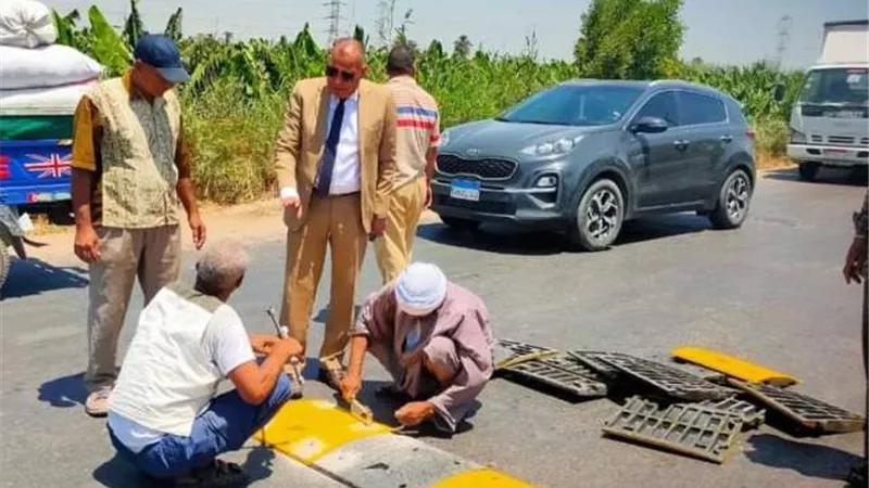للحد من الحوادث تركيب 5 مطبات صناعية بمدخل مدينة مطاي الجنوبى