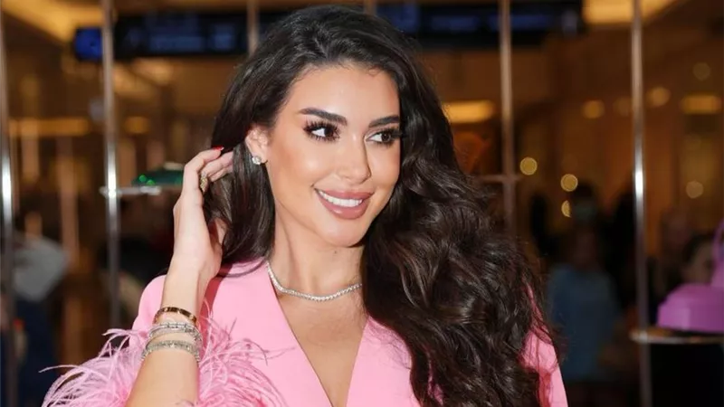 بـ بورنس.. اطلالة جذابة وساحرة لـ ياسمين صبرى