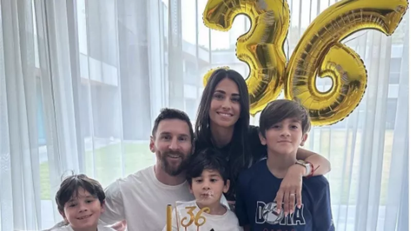 شاهد.. ميسي يحتفل بعيد ميلاده الـ 36 وسط أسرته