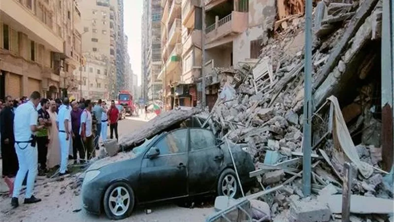 انهيار عقار من 13 طابقا في الإسكندرية
