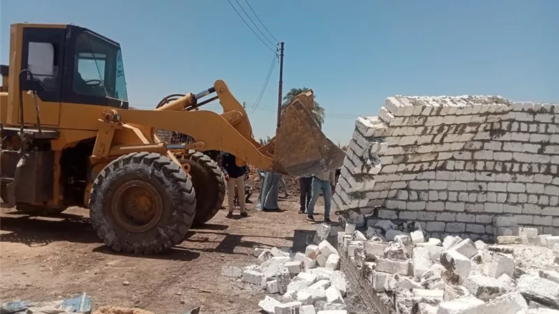 إزالة 64 حالة تعد بالبناء المخالف على الأرض الزراعية بالمنيا