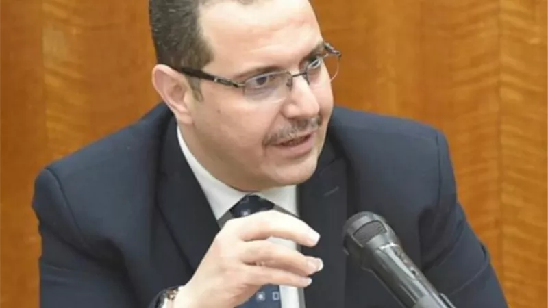 وليد عباس مشرفاً على مكتب وزير الإسكان والمرافق.. بالسيرة الذاتية