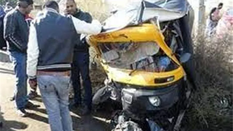 إصابة 3 فى تصادم توك توك بعامود إنارة بالمنيا