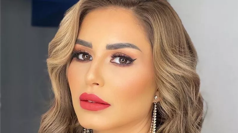 برفقة كلب.. منة فضالى تخطف الانظار