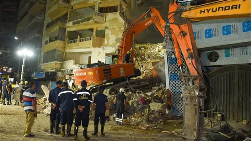 جمعية رجال الاعمال تتبرع بشقق مؤجره لمنكوبي عقار المنتزه