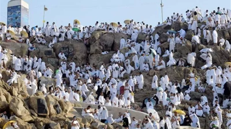 ضيوف الرحمن يتوافدون إلى عرفات لأداء ركن الحج الأعظم