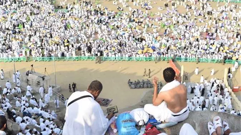 ضيوف الرحمن يتوافدون إلى صعيد عرفات لأداء ركن الحج الأعظم