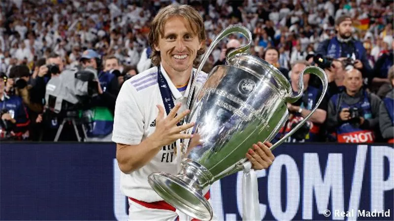 رسميا.. ريال مدريد يعلن تجديد عقد مودريتش
