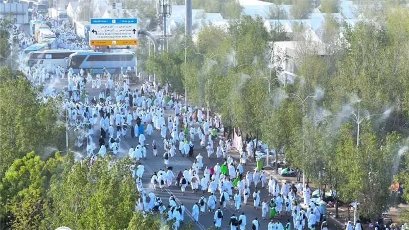 استمرار توافد حجاج بيت الله إلى صعيد عرفات لأداء ركن الحج الأعظم