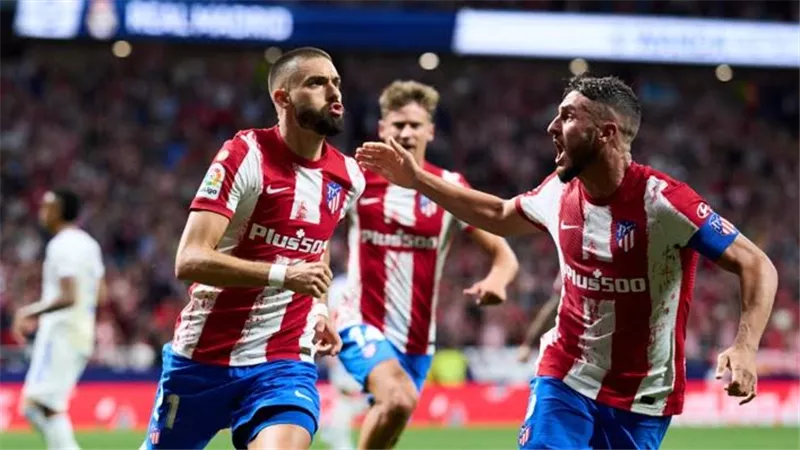 نجم أتلتيكو مدريد يضغط على إدارة ناديه بسبب برشلونة