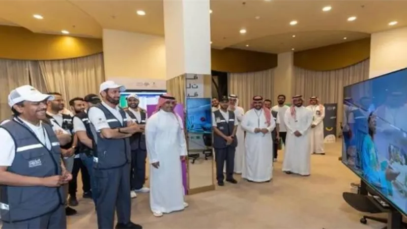 وزير الحج والعمرة يتفقد غرفة العمليات الإعلامية فى مكة