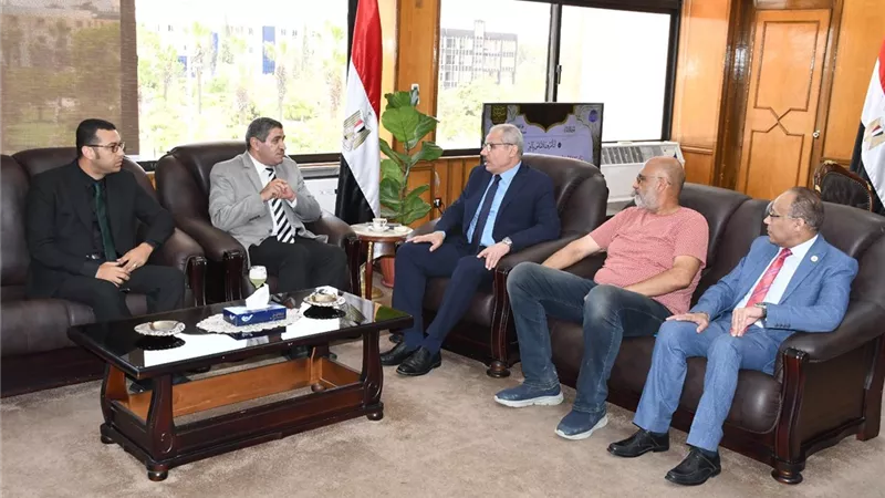 رئيس جامعة القناة يستقبل مدير الاختبارات الإلكترونية بالوزارة