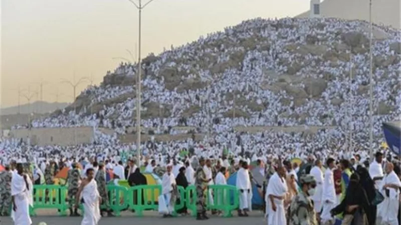 ضيوف الرحمن يغادرون جبل عرفات في طريقهم إلى مشعر المزدلفة