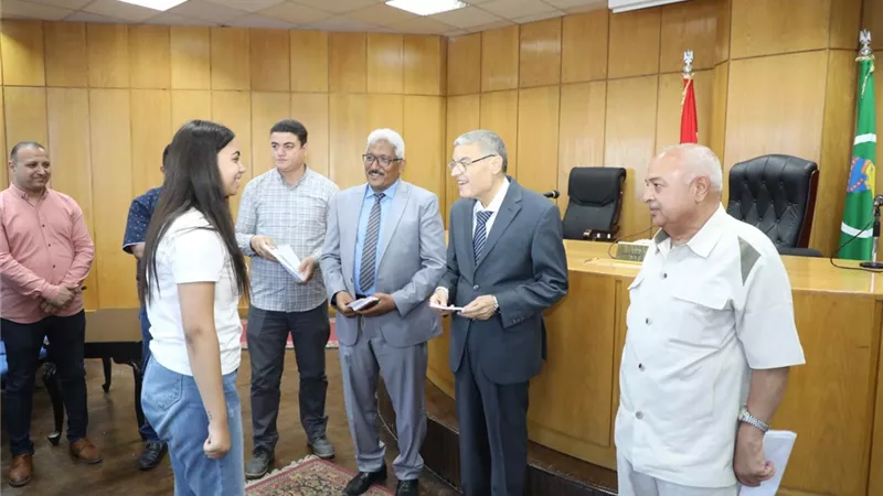 محافظ المنيا يوزع هدايا عيد الأضحى على أطفال مؤسسات دور الرعاية