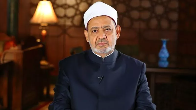 شيخ الأزهر يتبادل التهنئة بعيد الأضحى المبارك مع ملك البحرين