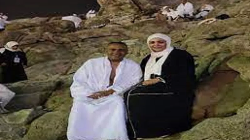 شاهد.. محمود عبد المغني وزوجته على جبل عرفات