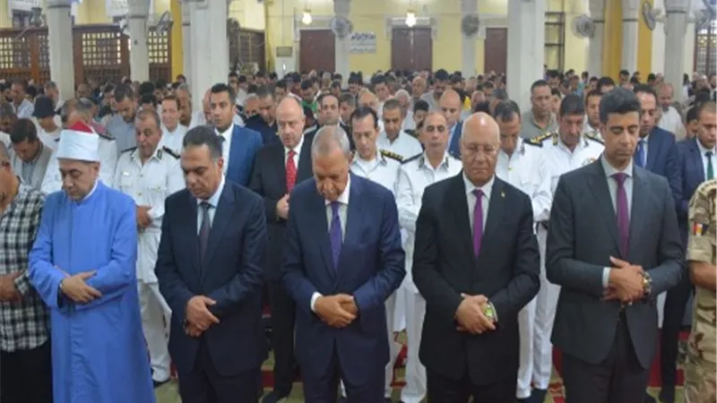 محافظ القليوبية يؤدي صلاة عيد الأضحى ويقدُم التهنئة للمواطنين