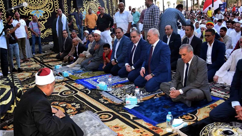 محافظ الأقصر يؤدى صلاة عيدالأضحى ويهنئ المواطنين بساحة أبو الحجاج