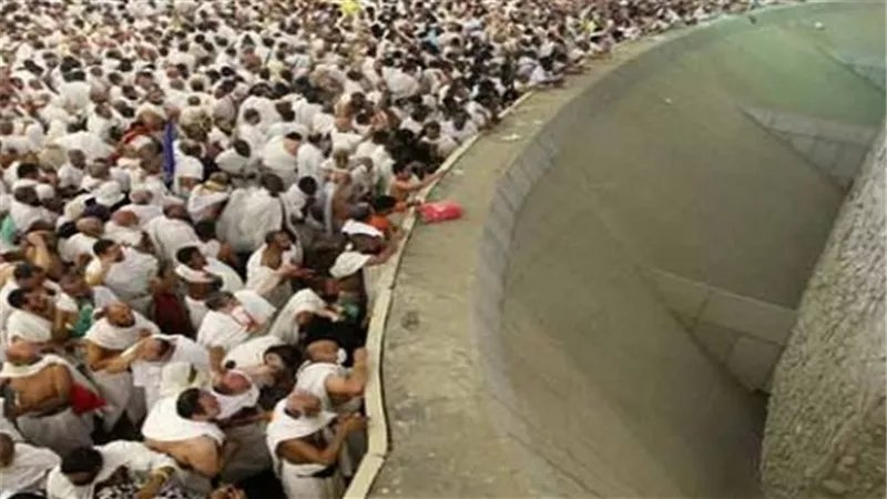 الحجاج يرمون الجمرات في أول أيام عيد الأضحى