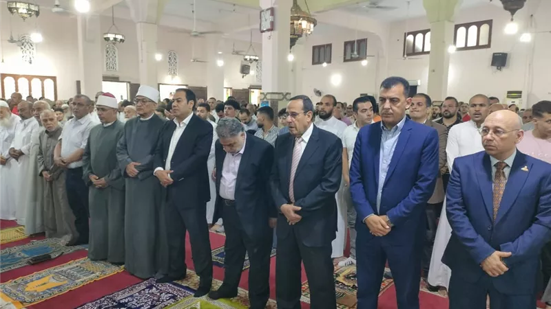 محافظ شمال سيناء يؤدي صلاة العيد في مسجد الرفاعي في العريش