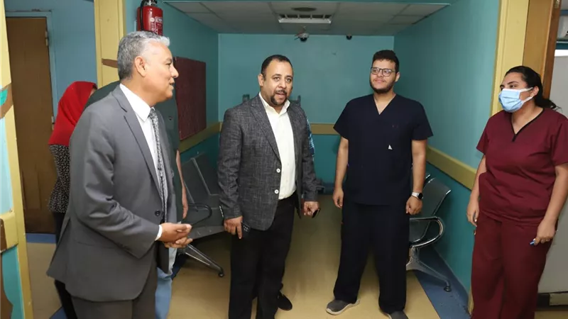 رئيس جامعة جنوب الوادي يزور المستشفيات لتهنئة المرضى بعيد الأضحى