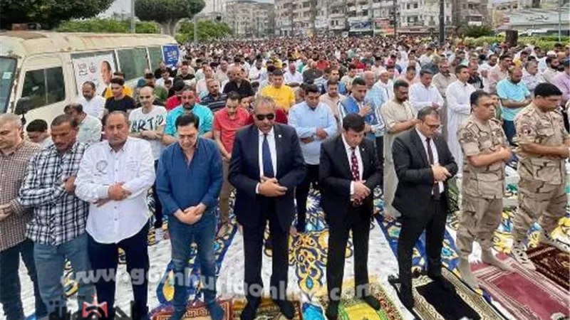 آلاف الدمايطة يؤدون صلاة عيد الأضحى بميدان الساعة