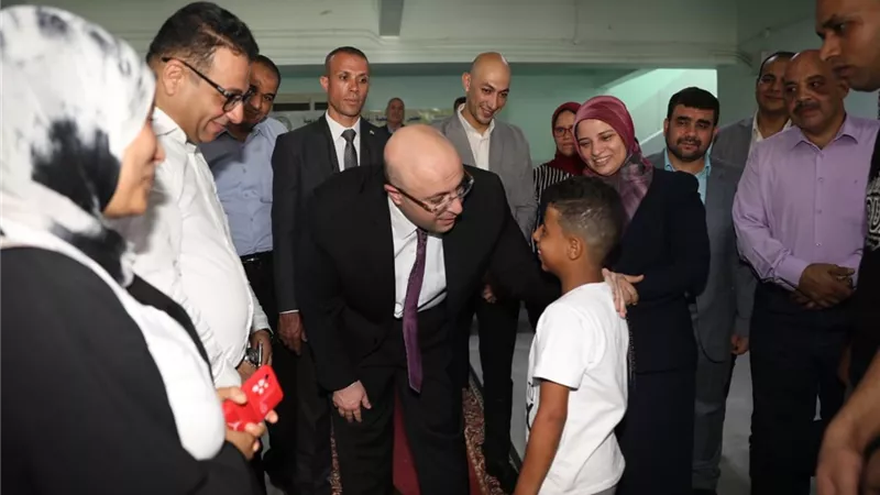 محافظ بني سويف يوزيع هدايا على أطفال جمعية الأيتام