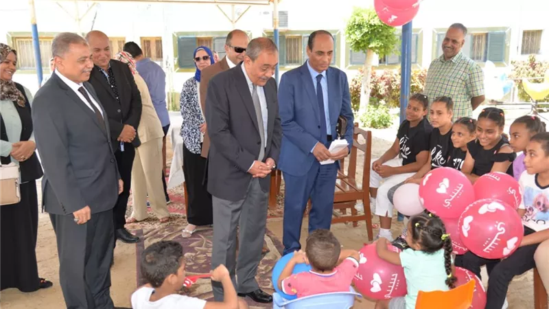 الحلويات والشيكولاته هدية محافظ الإسماعيلية للأيتام في العيد..صور
