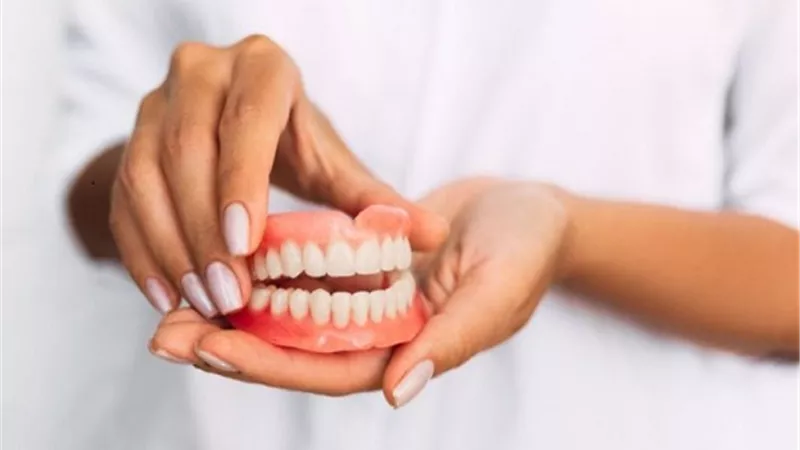 إهمال أطقم الأسنان يزيد من خطر الإصابة بالتهاب الرئة