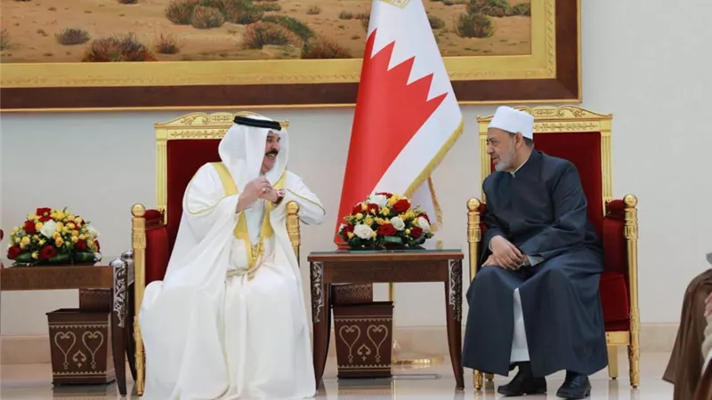 شيخ الأزهر يتبادل التهنئة بعيد الأضحى المبارك مع ملك البحرين